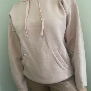 Rosa hoodie - En rosa hoodie från zara, lite oversized