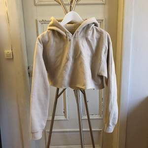 Sandfärgad/ljusbeige croppad hoodie från Pretty Little Thing 🪐 Storlek S, använd fåtal gånger, nypris ca 250!