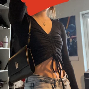 Tröja  - Säljer denna gulliga tröja då jag ej använder den och den är lite för kort på mina armar, endast använd en gång :)