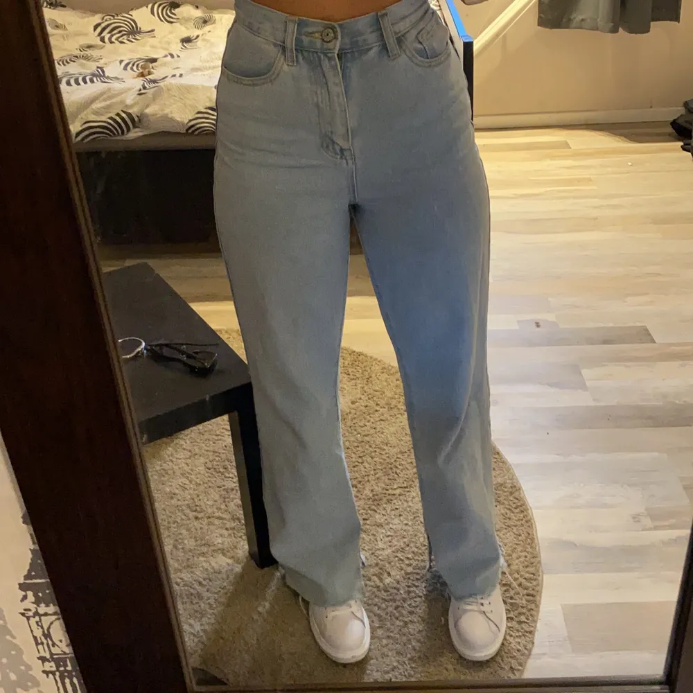 Vida Jeans med slit. Ljusblåa. Storlek S skulle säga dem är mellan storlekarna 36-38 och jag är vanligtvis en 36. Säljer pågrund av många liknande Jeans. Frakten står du för💗💗 . Jeans & Byxor.