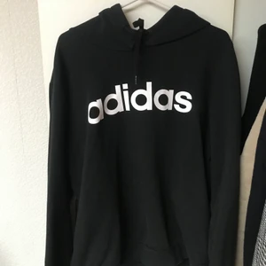 Adidas hoodie - Säljer denna super sköna adidas hoodien, använd endast några gånger. Köpt för 500kr och säljer för 200kr. Köparen står för frakt💞 passar alla med storlek M&L. Kan frakta och mötas i Kristinehamn💞💞💞