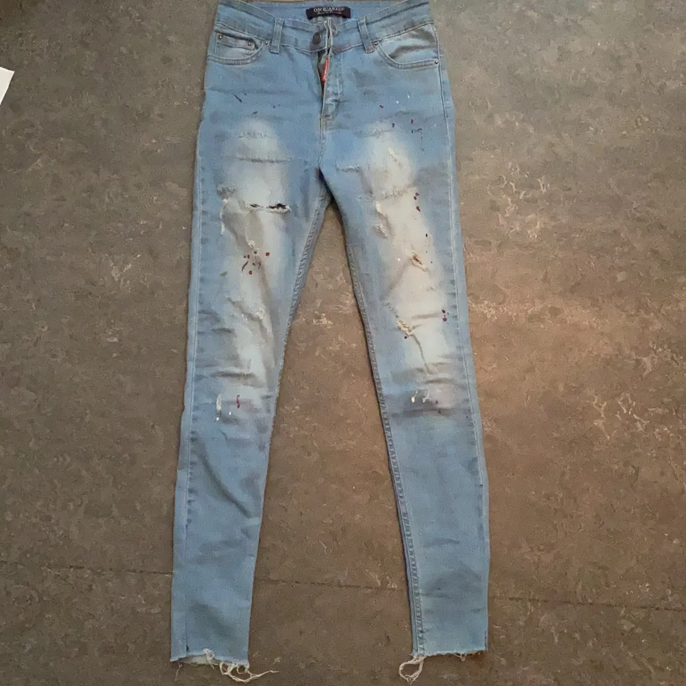Fake dsquard jeans i ljus blå med lite slitningar.Hög midjade. Bra skick . Jeans & Byxor.