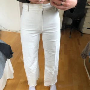 Jeans - Säljer dessa skitnajs vita jeansen från zara. Har lite slitningar längst ner vilket är jättesnyggt. Priset är 50kr men frakt tillkommer även❤️