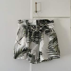 Superfina vita/gröna shorts i linne!! Från hm i storlek xs, säljer pga att de blivit för små! Perfekta till sommaren☀️