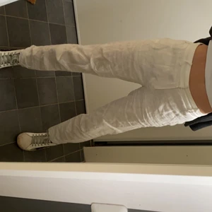 Linnebyxor  - Väldigt fina och sköna linnebyxor. Ett par favoriter som användes förra året som inte kommer komma i användning längre eftersom att dom har blivit för korta för mig som är 166. Har även andra linnebyxor. 🧚🏼‍♀️ Storleken är 36 men har sytt in midjan lite så att den passar en 34. Där det är sydd syns knappt och man tänker verkligen inte på det. Om det är så att man ej gillar det så kan jag sprätta upp den försiktigt. 🧚🏼‍♀️💕