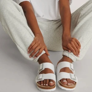 Birkenstock tofflor - Birkenstock tofflor, perfekta sommar skor! Säljer pågrund av att de är för små tyvärr❤️