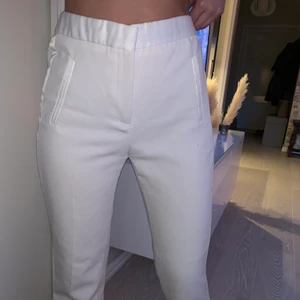 Vita kostymbyxor  - Supersnygga vita högmidjade kostymbyxor! Säljer då de är lite stora på mig, skulle säga att de är ti strl S-M! 