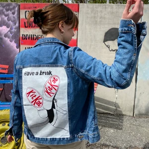 Intressekollen - vintage denim jacka KitKat - Vintage denim jacka med målad KitKat logga från 70-talet. Testar intresset här på Plick.