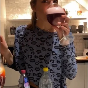 Festtopp  - Säljer denna supersnygga blåa croppade toppen. Bläddra för att se bättre bild på färgen. Jag har normalt storlek XS/S men skulle även säga att denna passar M. Skriv om du vill ha fler bilder.