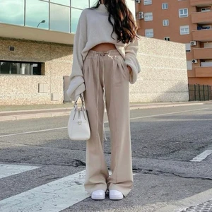 Byxor från Bohoo i storlek 38. Säljer de pga att de är för stora på mig. - Säljer ett par helt oanvända byxor från Bohoo, pga att de inte passar mig. Köparen står för frakten -66kr