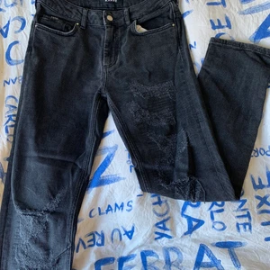 Jeans  - Raka jeans i stenfärg/ mörk grå. Snygga slitdetaljer på låren och ner på knäna, fickor finns både bak och fram. Använda en gång eftersom dom inte är rätt storlek för mig, frakt tillkommer✨💕