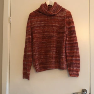 Super fin stickad tröja!  - Säljer denna jättefina stickade tröjan då den tyvärr inte kommer till användning, använd ett fåtal gånger.