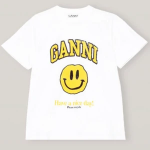 Ganni tshirt - Ganni T-shirt. Prislapp och allt kvar. Stolek xs (stora i storleken)