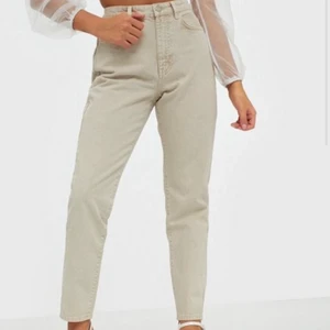 Gina Tricot, Dagny mom jeans strl 36 - Jättefina jeans som är endast testade! Säljer då dom tyvärr är för små för mig. Superbra skick o trendiga! Köpte dom för 600kr och säljer nu för 100kr, köparen står för frakt!