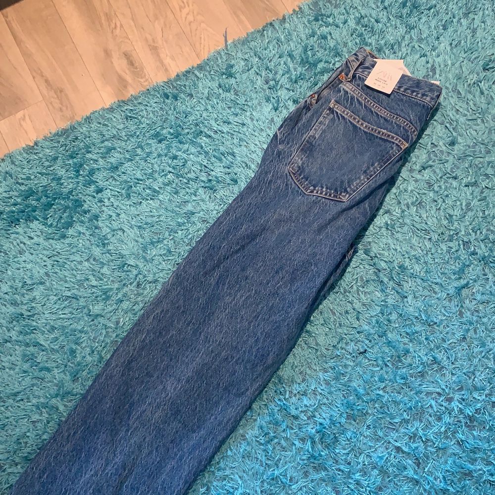 Säljer ett par fina Zara Jeans i nyskick, dom är tyvärr alldeles för stora för mig så kan inte visa hur dom sitter på :) i nyskick och aldrig använda☺️. Jeans & Byxor.