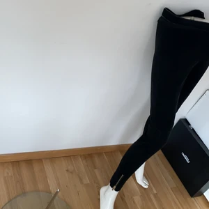 Hm mocca byxa me dragkedja nere till - Svarta mocca byxor me dragkedja vid höften och nere vid bena. Svart gylf vid höften . Aldrig använda