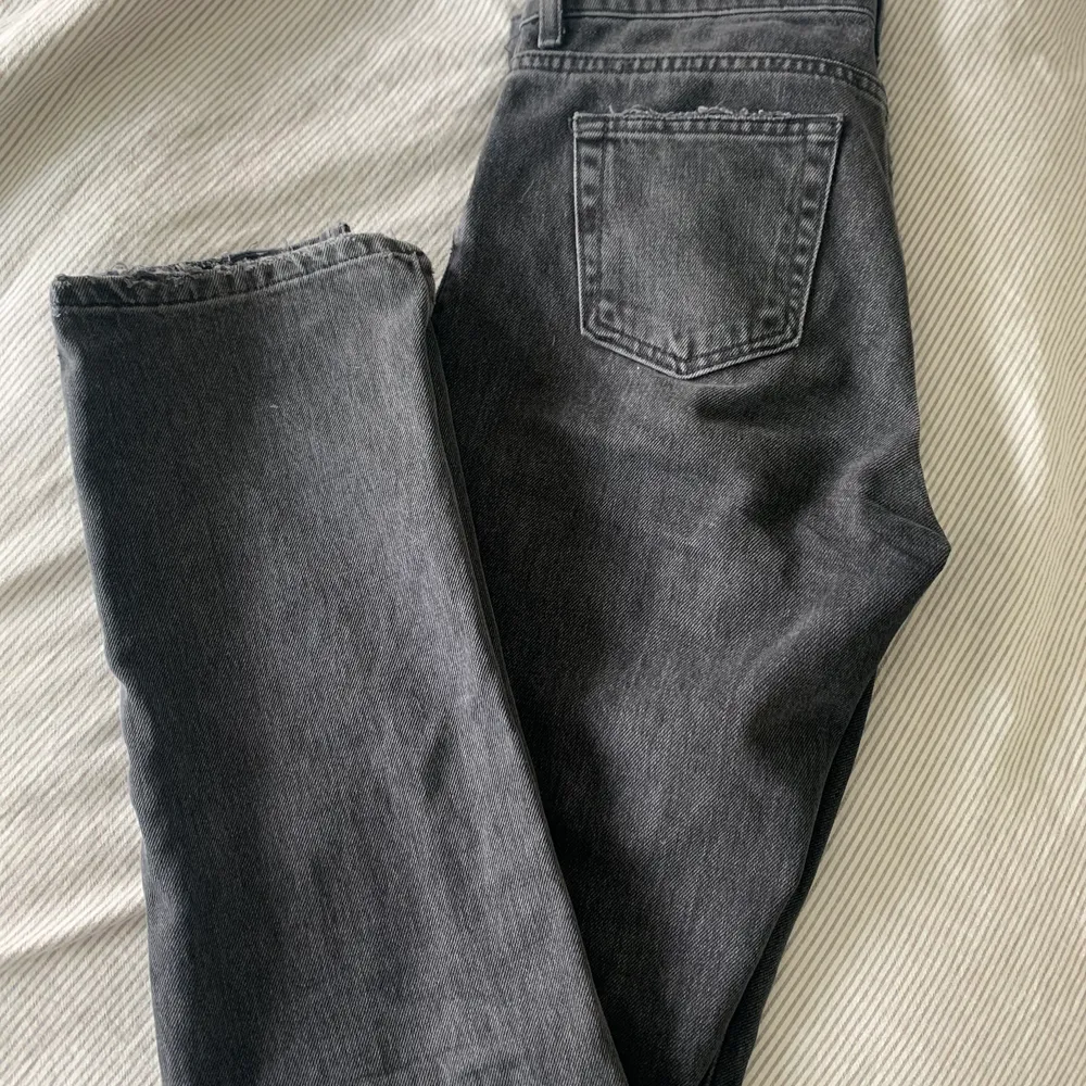 Säljer mina älskade zara-jeans då de blivit för små! St. 38 men skulle säga att de är mer som en 36a! Sparsamt använda och i väldigt fint skick! Inköpspris 499kr. Jeans & Byxor.