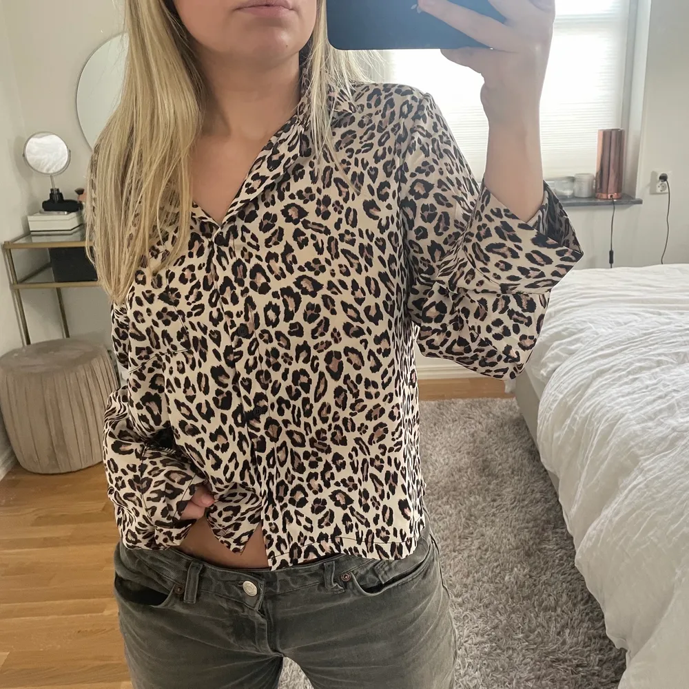 Super söt pyjamas skjorta som även kan användas som vanlig tröja i leopard mönster från bikbok i storlek M ! ❤️ köparen står för frakt !. Toppar.