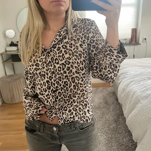Super söt topp! ❤️ - Super söt pyjamas skjorta som även kan användas som vanlig tröja i leopard mönster från bikbok i storlek M ! ❤️ köparen står för frakt !
