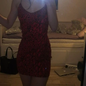 Festklänning  - Klänning som passar till både fest och vardagen från H&M i strl. XS. Inköpt förra året och använd en gång. Kommer aldrig till användning och säljer den, hör av er om ni har frågor eller vill ha fler bilder på den💖💖