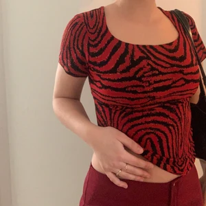 Söt topp - Söt topp med zebramönster och guldetaljer, möts på söder annars står köparen för frakt💕