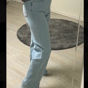 Vida jeans från Madlady - Vida high waist jeans från Madlady  Köpta för 549:- men säljer för 320:-  Använda ca 3-4 gånger, så fint skick. Säljs för att de är för stora. Katt finns i hemmet.  endast swish! Finns i Norra Åbyggeby (Gävle) Kan skickas emot fraktkostnad, (66kr)