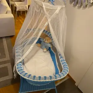 Blå spjälsäng för spädbarn fräsch säng med madrass kostade 5000 säljer för 2000kr 