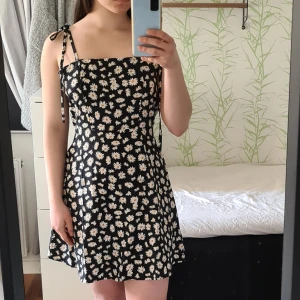 Blommig sommarklänning - Somrig klänning med axelband som man knyter💕 har tyvärr aldrig kommit till användning och är därmed i nyskick. Stl xs men passar även s.