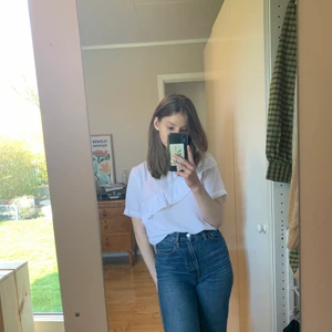 vit topp  - Fin sommartopp med volang. Fint skick! Köparen står för frakt 