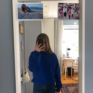 Sweatshirt  - En mörkblå sweatshirt från junkyard. Helt oanvänd. Sitter perfekt på mig som är 1,60. Betalar inte för frakt 