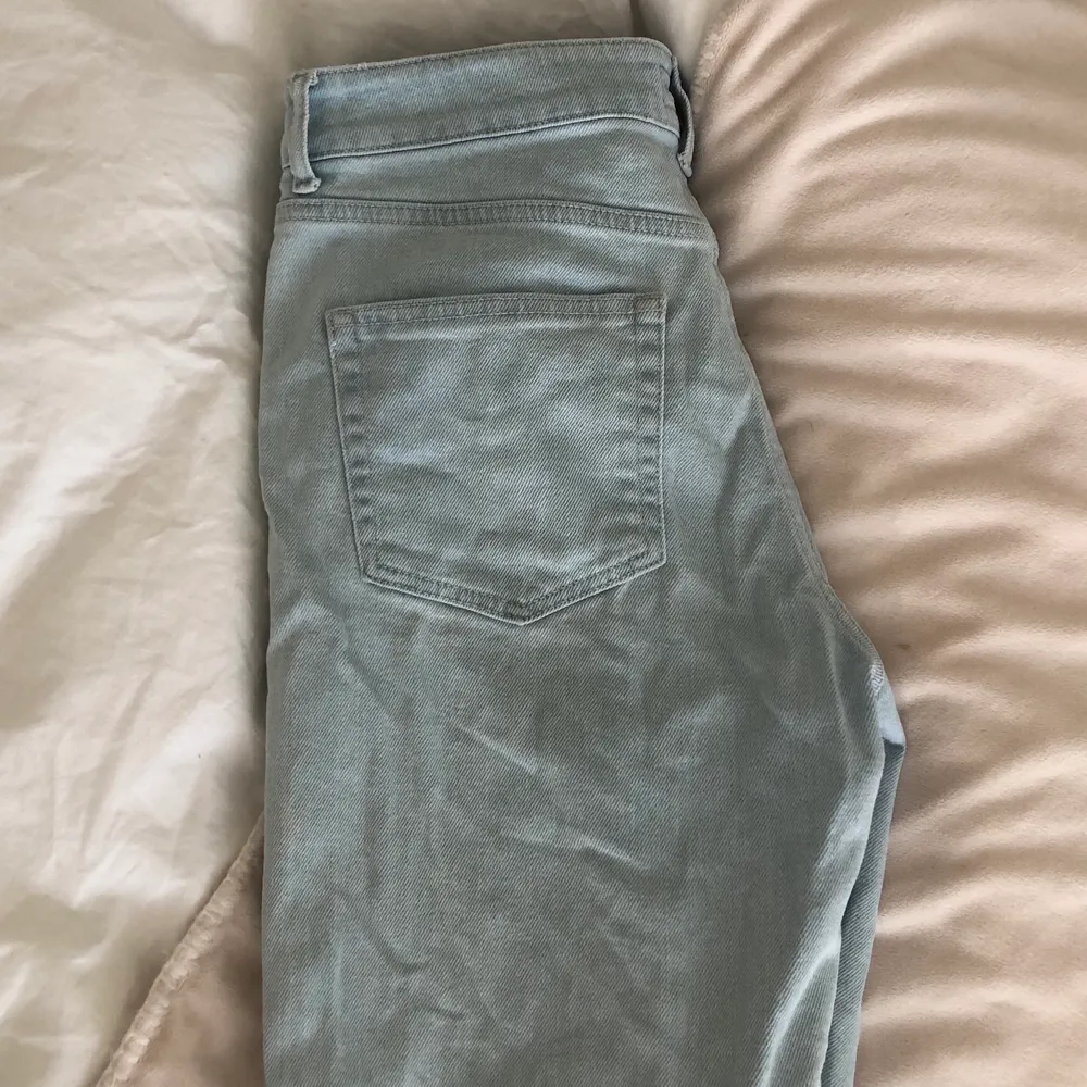 Ljusblå jeans från - Globalfunk Denim Denmark  - St. M (motsvarar en 38a)  - 98% Bomull, 2% Elastan . Jeans & Byxor.