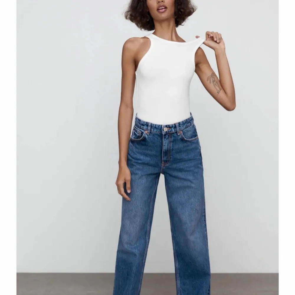 Ett par jeans från Zara i en fin mörkblå färg. Storlek 36. Kan has som lågmidjade jeans eller högmidjade beroende på vilket storlek man har. Jag har sytt upp dem men inte klippt bort det, så man kan ta tillbaka dem till sin fulla längd (ca 1 dm till). Nu går de precis ner över skorna på mig som är ca 167 cm. Jeans & Byxor.