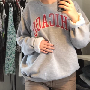  Chicago Sweatshirt  - Väldig skön och snygg sweatshirt oversized i storleken, själv är jag 165!🌺 (Varje bud ska höjas med 20kr)