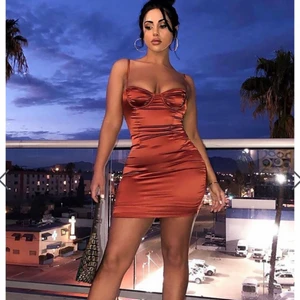 Satin kort klänning  - Extremt vacker klänning köpt på fashionnova. Slutsåld!! Aldrig använd bara testad då mina byst var lite för stora💓 annars satt den hur fint som helst! 