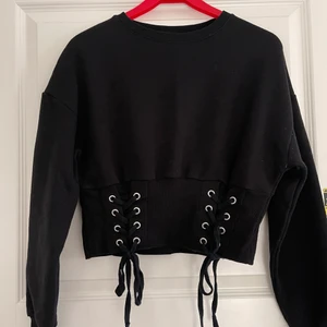 Tjocktröja  - Tjocktröja som e croppad, lite oversized.