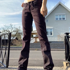 Lågmidjade jeans - Så sjukt snygga jeans ifrån Gstar älskar dom så mycket , köparen står för frakt, skicket är 10/10 som nya ( väldigt långa )