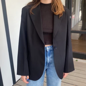 Weekday blazer - Köpt i vintras, använd 2 gånger så nyskick! Oversized i modellen😍😍 nypris 679kr