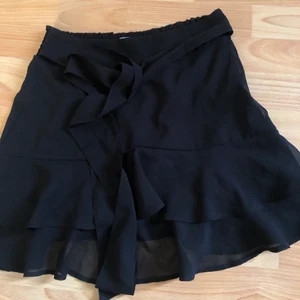 Svart volangkjol - En svart volangkjol med knytning i midjan. Nyskick💖