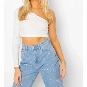 Två vita toppar - Säljer två vita croppade toppar i storlek 34 från Boohoo. Väldigt fina men aldrig använda. Prislapp kvar på den enarmade toppen. Du får båda för 150 kr💛