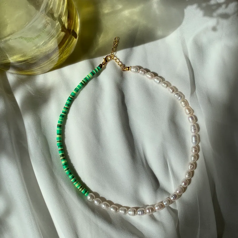 Gör dessa halsband på beställning, gör även i blå, rosa och biega nyanser!🥰 249kr styck och frakten endast 12kr! Säljer även på Instagram @aliceruthjewelry . Accessoarer.