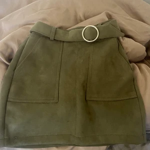 Grön kjol - Sjukt bra skick mjukt o lite stretchy material, ganska kort o sitter hur bra som helst på även mig som är 164 men tror verkligen den skulle sitta bättre på nån som är längre ❤️