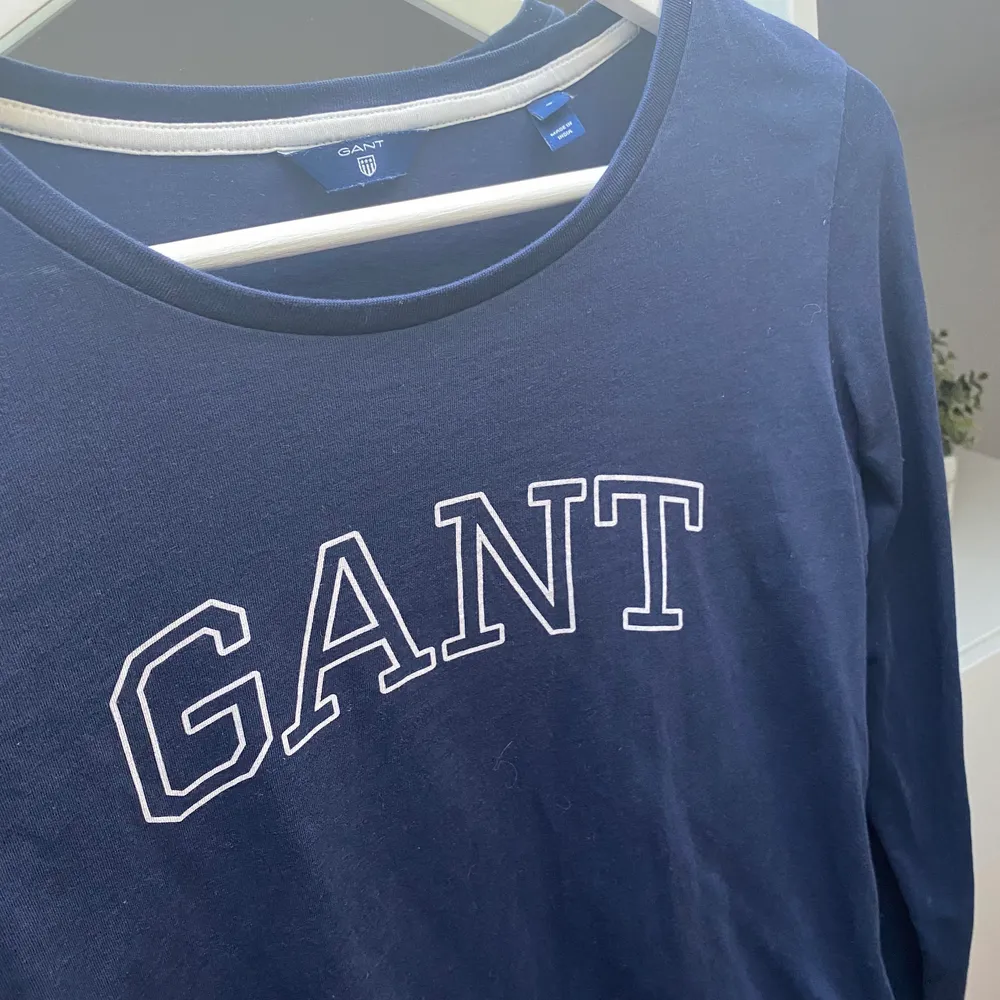 En marinblå tröja från Gant i storlek S.😊 Säljer för att jag aldrig använder den. Tröjor & Koftor.
