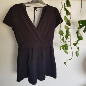Playsuit/jumpsuit - Skönt tyg, går att röra sig utan att de är obekvämt, snöre bak i nacken som knyts