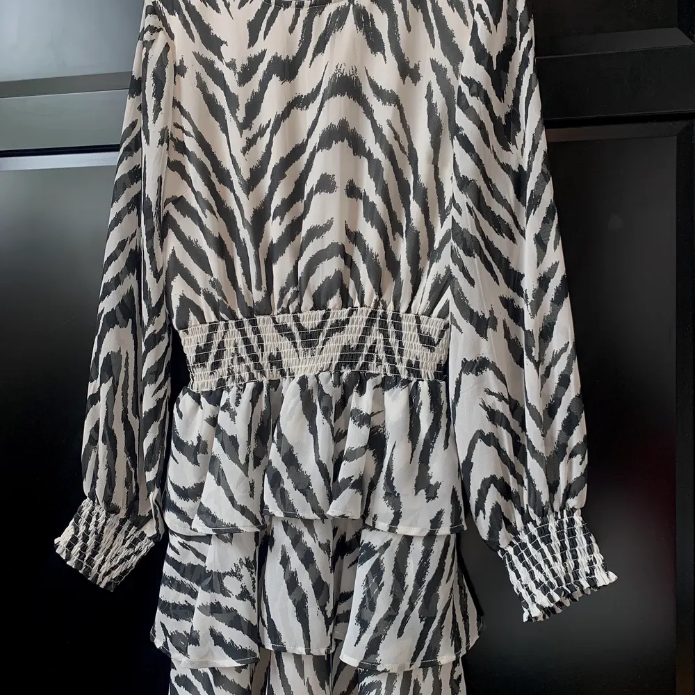 jättefin zebraklänning från gina tricot!! köpt för cirka 499kr. I nyskick, använd en gång! härlig klänning till sommaren som säljs för 200 (exklusive frakt)! alla plagg tvättas innan det skickas iväg. Fler bilder eller frågor? Tveka inte att skriva!  <3. Klänningar.
