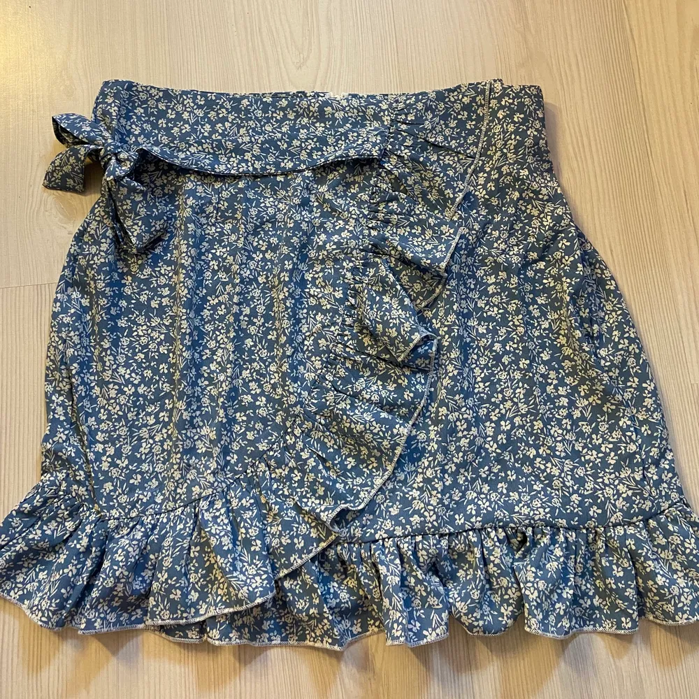 Säljer denna somriga kjol, Skulle säga att den passar en S/M, köparen står för frakten. Om fler är intresserade startas en budgivning💙. Kjolar.