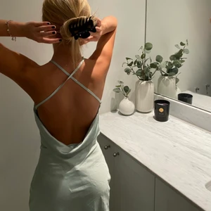 Underbar klänning - Klänningen är i otroligt bra skick och använd en gång. Den är sjukt fin i ryggen och så fin färg. 