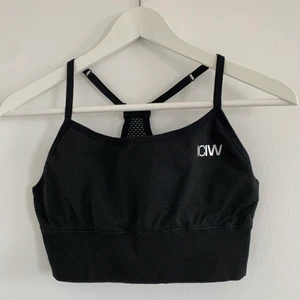 ICANIWILL Queen Mesh Sports Bra - Sport-BH från ICANIWILL i färgen Solid Black, storlek M. Endast provad. Perfekt att använda som sport-bh eller som linne till ett par höga tights. Nypris 349kr säljes för 150kr + frakt 🤍🤍🤍
