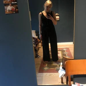 Jumpsuit  - Intressekoll på denna ”kostym” svart, jumpsuit med gulddetaljer framme vid bröstet. Jag har storlek 75A i bh och är 1,72 lång. 