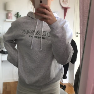 Ljus-grå oversized hoodie - Denna tröja är en vanlig grå hoodie men grön text på framsidan. Tröjan är helt orörd och i bra skick.