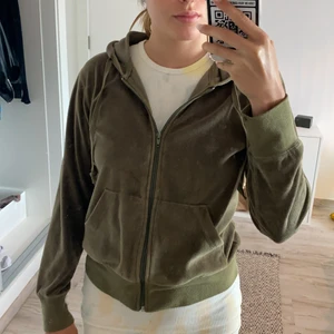 Grön kofta - Bra skick. Använd ett antal gånger. Super skön och jätte härligt material.